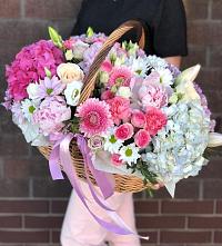 Композиция солнечный день в Оловянной Цветочная композиция из Розы, Хризантемы, Пионы и Лизиантусы в корзине в Оловянной