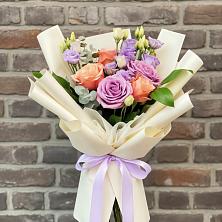 Букет цветов из:  Лизиантусы и Розы в Оловянной